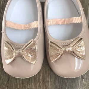 Precious baby girl gold bow flats!